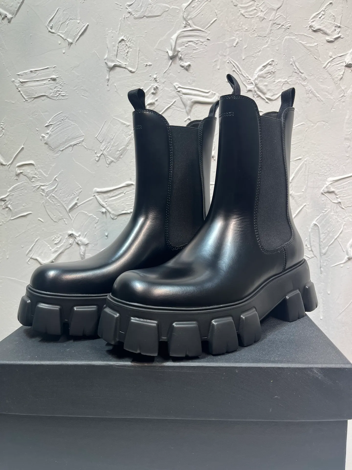 Men's shoes 💰940💰🔥🔥🔥 Upgraded version 2025 new prada Prada triangular enamel logo boots, round-toe elastic Martin boots, original one-to-one development, outsole one-to-one private molding, the fabric is made of imported open edge beads, lining cowhide, foot pad cowhide, sole height 5cm, outsole original rubber foam sole, full package, code number 39-46